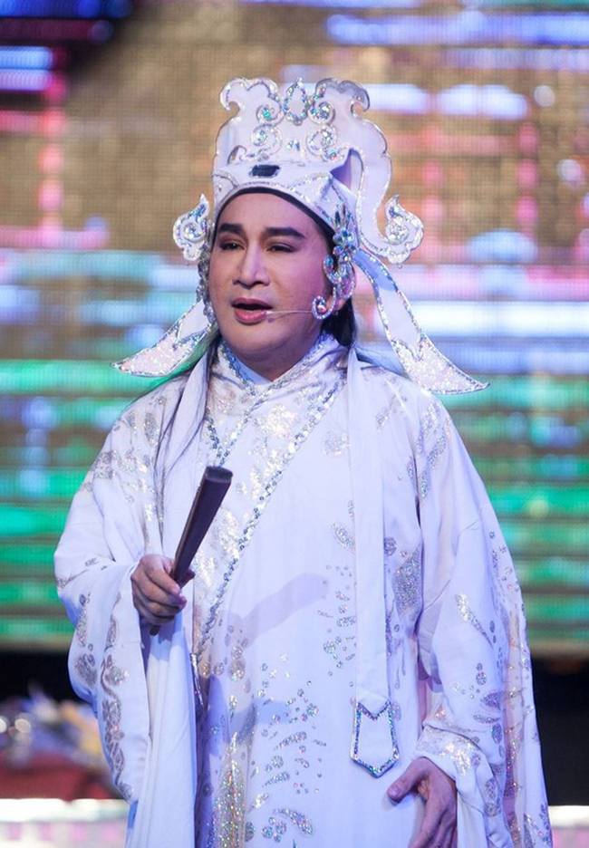 Là một trong những nghệ sĩ cải lương gạo cội của Việt Nam, Kim Tử Long luôn nhận được sự yêu mến của khán giả trên khắp cả nước. Tuy nhiên, scandal lớn nhất trong sự nghiệp của Kim Tử Long là bị  khởi tố tội danh đánh bạc năm 2013. 