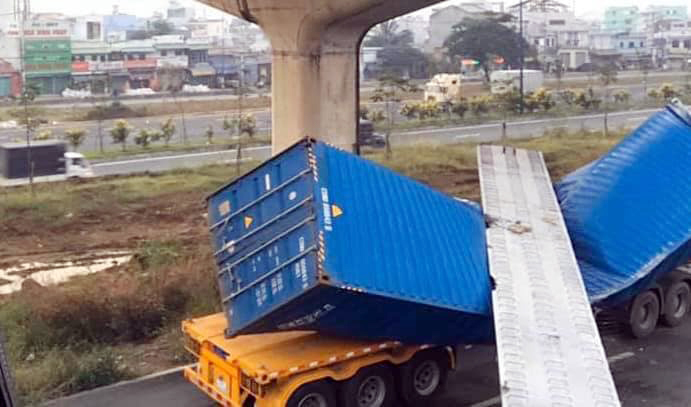 Hiện trường sự cố xe container kéo sập dầm cầu bộ hành