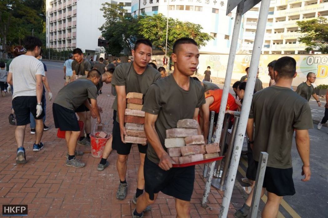 Binh sĩ Trung Quốc mặc áo phông, quần đùi, xuất hiện trên đường phố Hong Kong. Ảnh: HKFP.