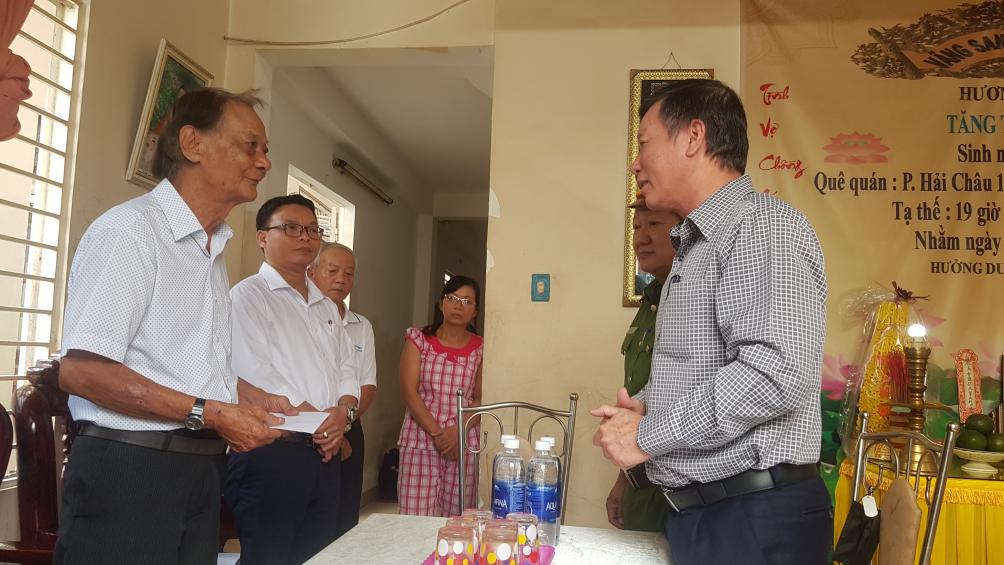 Ông Lê Văn Trung (phải) chia sẻ nỗi đau và trao quà hỗ trợ gia đình nạn nhân TNGT có hoàn cảnh khó khăn