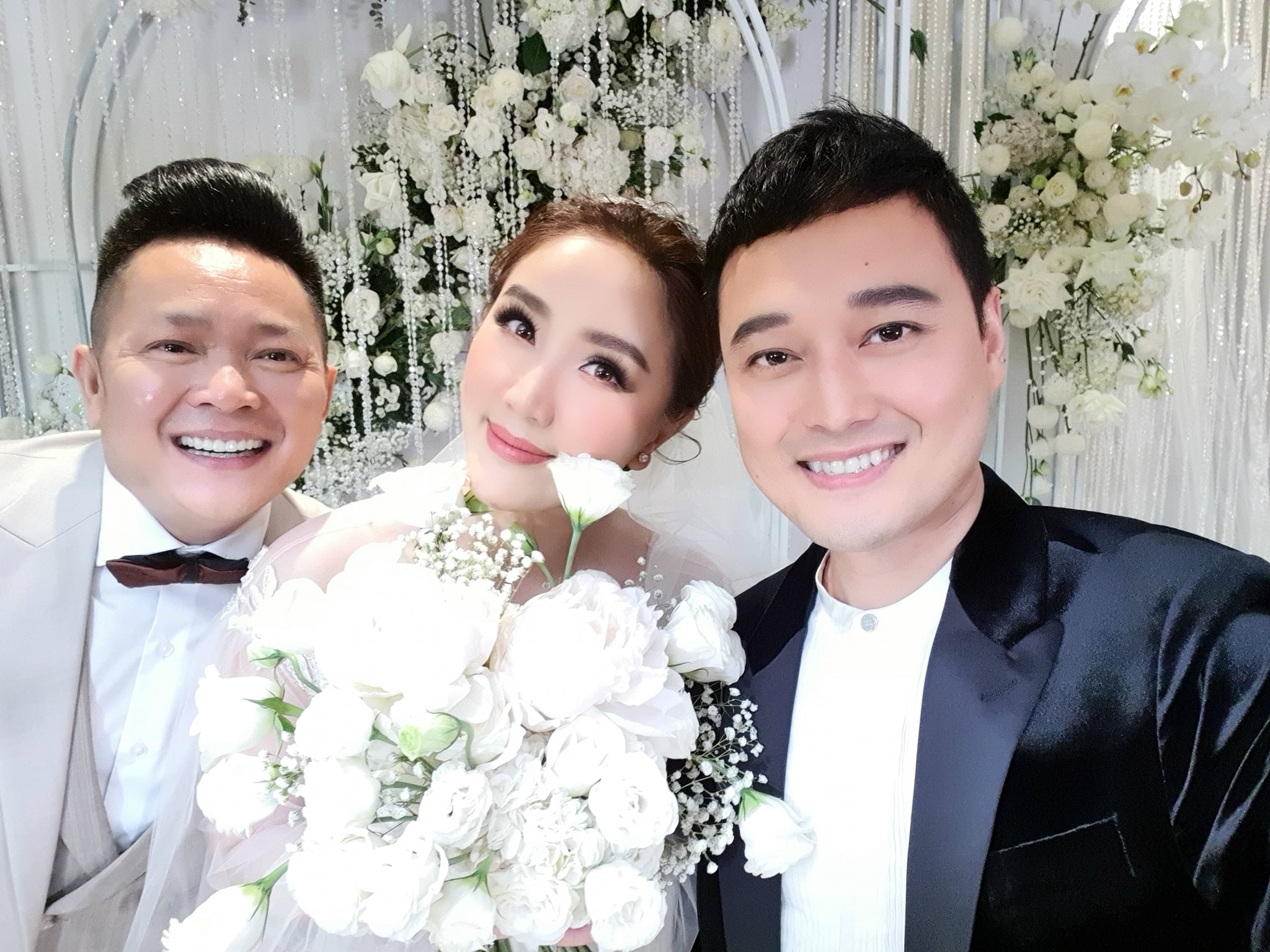 Quang Vinh chụp ảnh cùng vợ chồng Bảo Thy