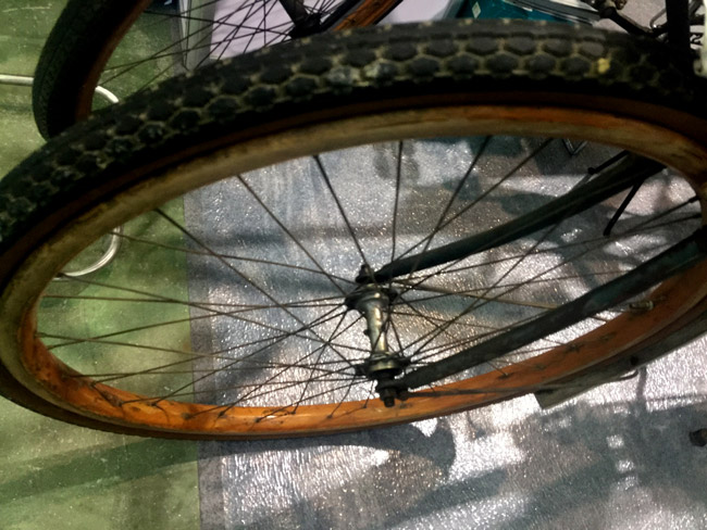 Điều khá thú vị ở chiếc xe đạp cổ này là bộ vành xe làm bằng chất liệu gỗ, khác với vành của những chiếc xe hiện đại sau này là bằng nhôm hoặc sắt.