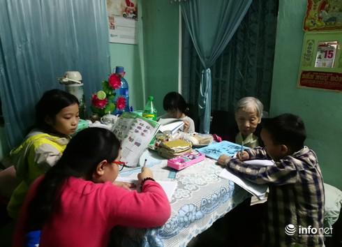 Do có một em nghỉ nên chỉ 4 em đến nhà bè Trần Thị Bê học vào tối thứ 5 ngày 14/11.