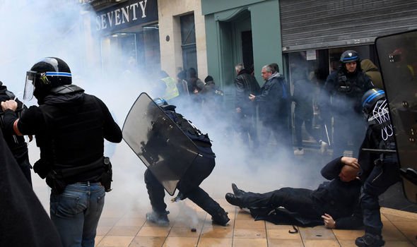 Cảnh sát Paris bắn đạn hơi cay trấn áp cuộc biểu tình vào ngày 16.11 (Ảnh: Getty)