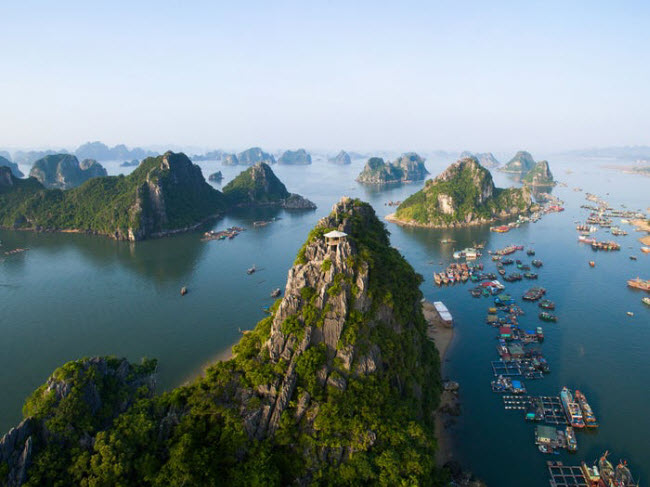 Vịnh Hạ Long, Việt Nam: Theo tạp chí National Geographic, kỳ quan thiên nhiên của Việt Nam bao gồm 1.500 hòn đảo đá vôi trên biển, tạo thành khung cảnh tuyệt đẹp. Khu vực này rất lý tưởng cho hoạt động chèo thuyền và lặn bình khí.