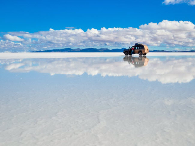 Salar de Uyuni, Bolivia: Với diện tích 10.600 km2, Salar de Uyuni là cánh đồng muối rộng nhất trên Trái đất. Khi nước từ các hồ lân cận tràn lên vào mùa mưa, cánh đồng muối biến&nbsp; thành hồ nước và trông như như mặt gương khổng lồ.