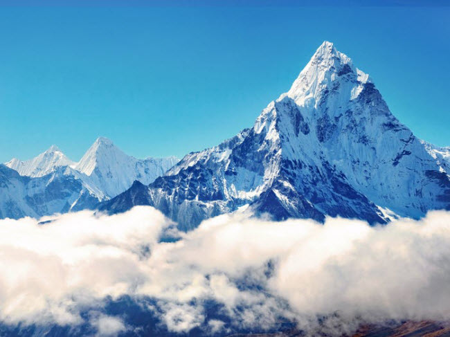 Núi Everest, biên giới Nepal và Trung Quốc: Everest là đỉnh núi cao nhất thế giới và nó trở thành niềm khát khao chinh phục của những người đam mê leo núi trên khắp thế giới.