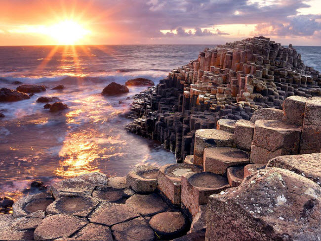 Giant’s Causeway, Bắc Ireland: Được hình thành bởi hoạt động núi lửa cách đây khoảng 50 triệu năm, kỳ quan này bao gồm hàng chục nghìn cột đá bazan màu đen được xếp ngay ngắn nằm sát bờ biển.