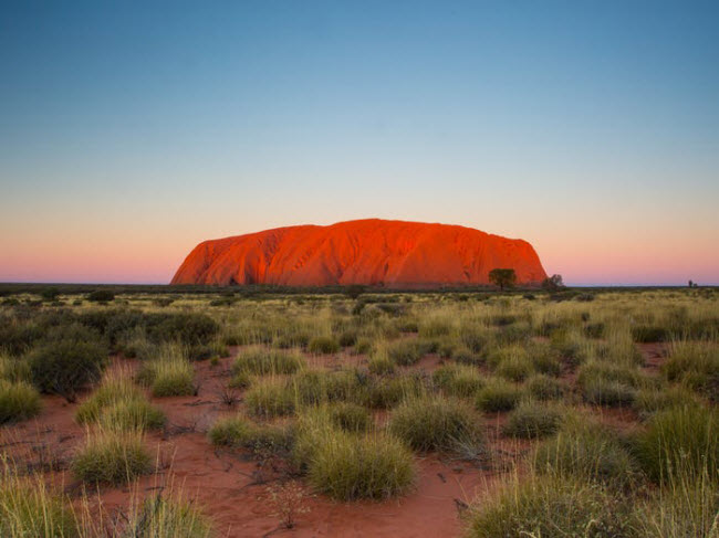 Đá Uluru, Australia:  Cấu trúc đá nằm ở miền trung Australia có màu đỏ đặc trưng và chuyển màu sắc đẹp khác lạ vào lúc bình minh hay hoàng hôn.