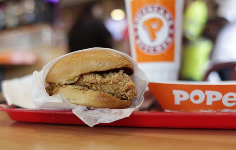 Một người đàn ông bị đâm chết chỉ vì...miếng bánh sandwich gà của Popeyes (Ảnh minh họa)