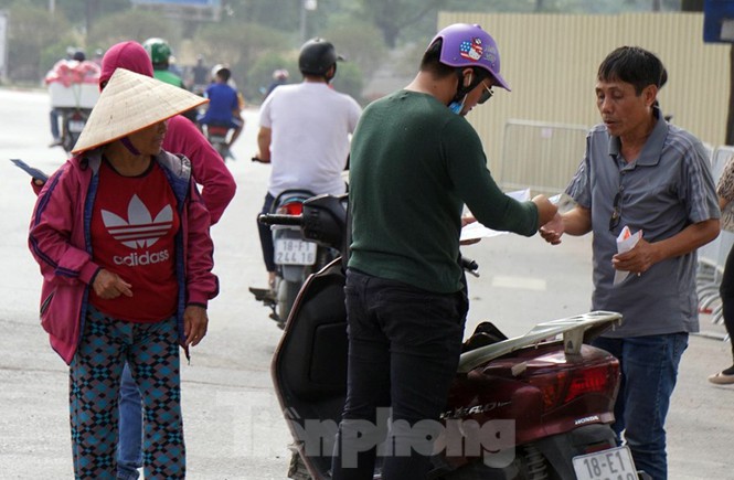 Một người chuyên thu mua và bán lại vé chia sẻ, giá vé hôm nay vẫn đang dao động gấp 8-10 lần giá gốc. Còn ngày 18 và 19/11 giá vé sẽ còn tăng hơn nữa. "Em có mua thì mua sớm không mai vừa hiếm, giá còn cao hơn. Còn nếu có vé bán mang ra đây chị mua tất".