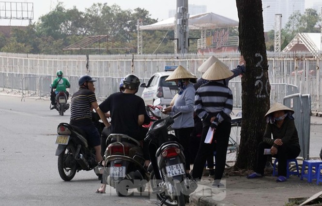 Trong khi đó, nhiều nhóm khác tụ tập ở cách cổng sân vận động khoảng 100-200m để "họp chợ"