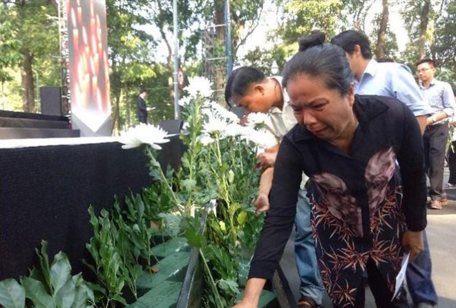 Bà Hồ Thị Hằng bật khóc khi đặt hoa tưởng niệm