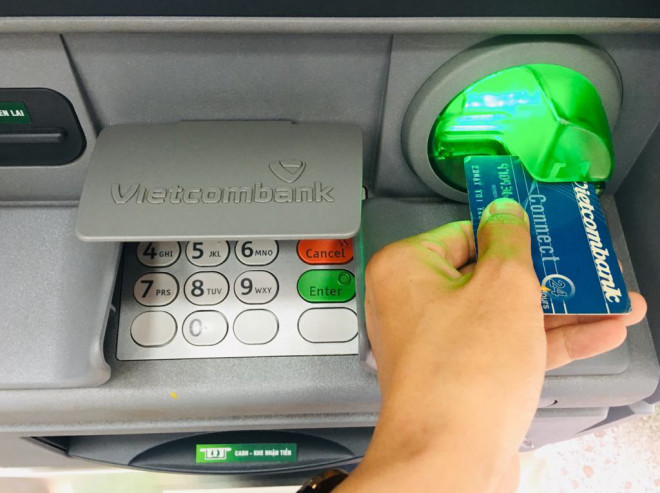 Nhiều ngân hàng đang miễn giảm phí rút tiền ATM cho khách hàng. Ảnh: Linh Anh