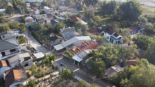 Quá trình đô thị hóa nhanh chóng đã phần nào thay đổi kiến trúc và không gian sống của làng.