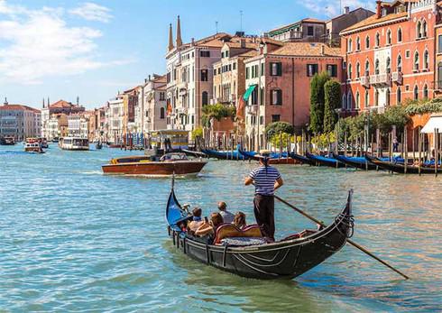 Gondola là phương tiện giao thông đặc trưng nhất của Venice