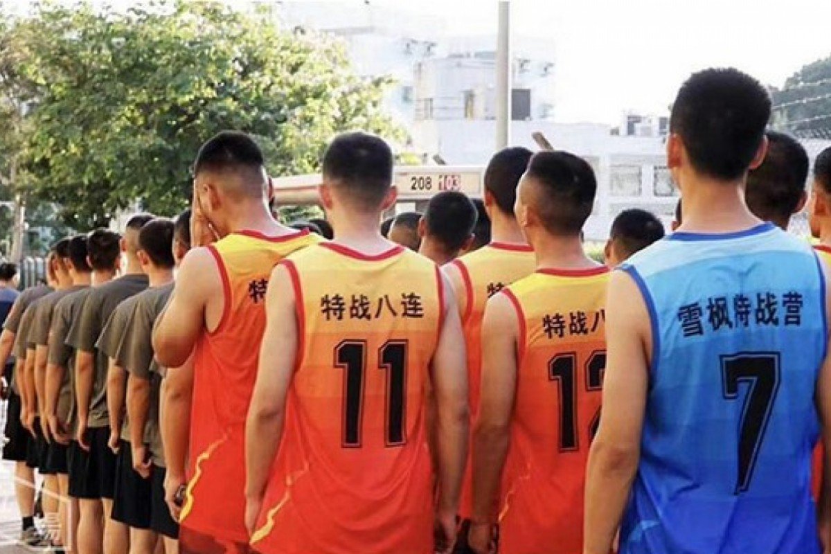 Các chuyên gia quân sự nhận ra binh sĩ Trung Quốc tham gia dọn dẹp đường phố Hong Kong thuộc lữ đoàn đặc nhiệm chống khủng bố.