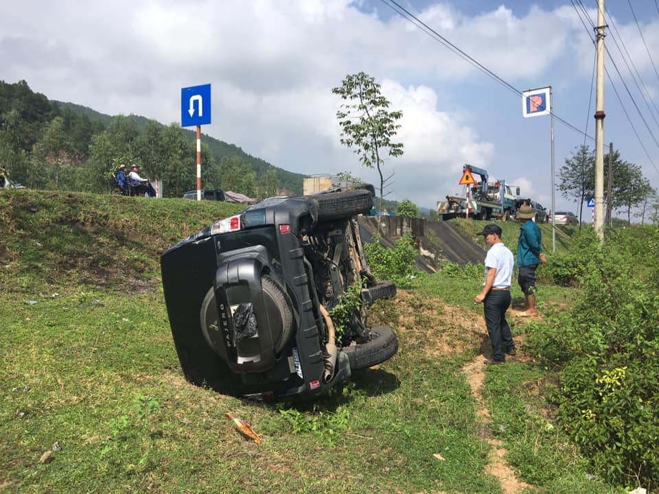 Chiếc xe ô tô bị xe bồn đâm lật nhào xuống vệ đường