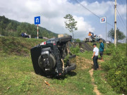 Tin tức trong ngày - Ô tô lật nhiều vòng trên đường, 2 người trong xe thoát chết thần kì