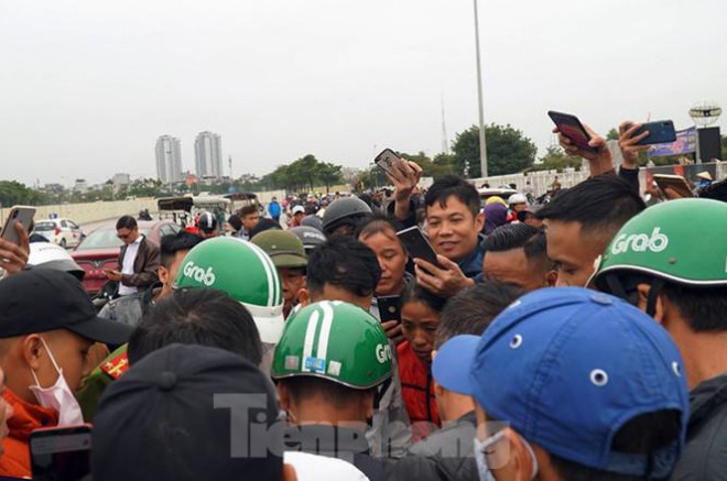 Trong buổi sáng, một người chuyên thu mua vé đã phát hiện một "cò" khác rao bán những cặp vé có biểu hiện bất thường. Ngay lập tức, hàng chục người vây kín người đàn ông này và báo cảnh sát gần đó.