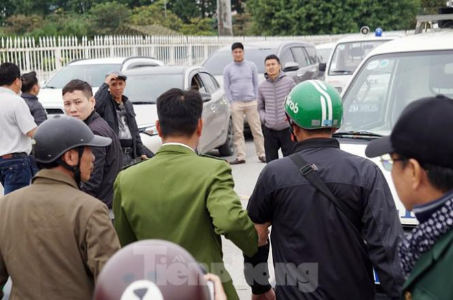 Ngạy sau đó, cảnh sát đã thu giữ toàn bộ số vé, xe máy và đưa người đàn ông rao bán vé nghi là giả về trụ sở xác minh, làm rõ thêm. &nbsp;