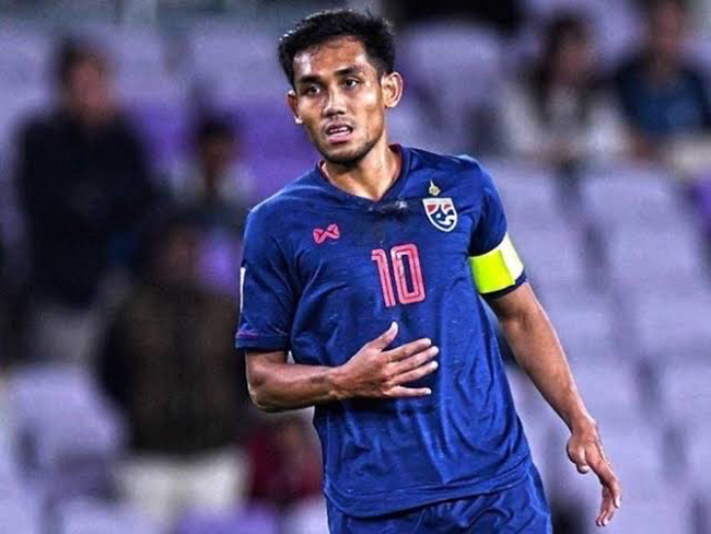 Trong khi đó, một cầu thủ khác của tuyển Thái Lan là Teerasil Dangda cũng từng thi đấu ở Nhật song không được gia hạn hợp đồng nên đã về Thái Lan thi đấu.