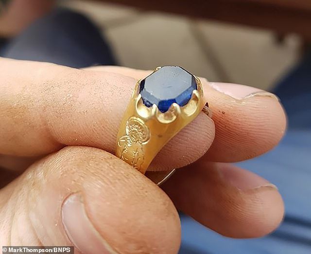 Chiếc nhẫn cổ trị giá 1,5 tỷ đồng được tìm thấy trong rừng. Ảnh: Dailymail