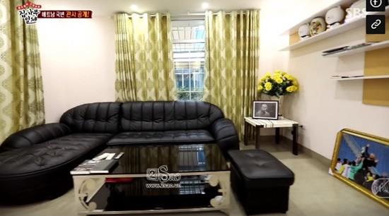 Phòng khách rộng rãi được bày trí ngăn nắp với bộ ghế sofa màu đen.&nbsp;