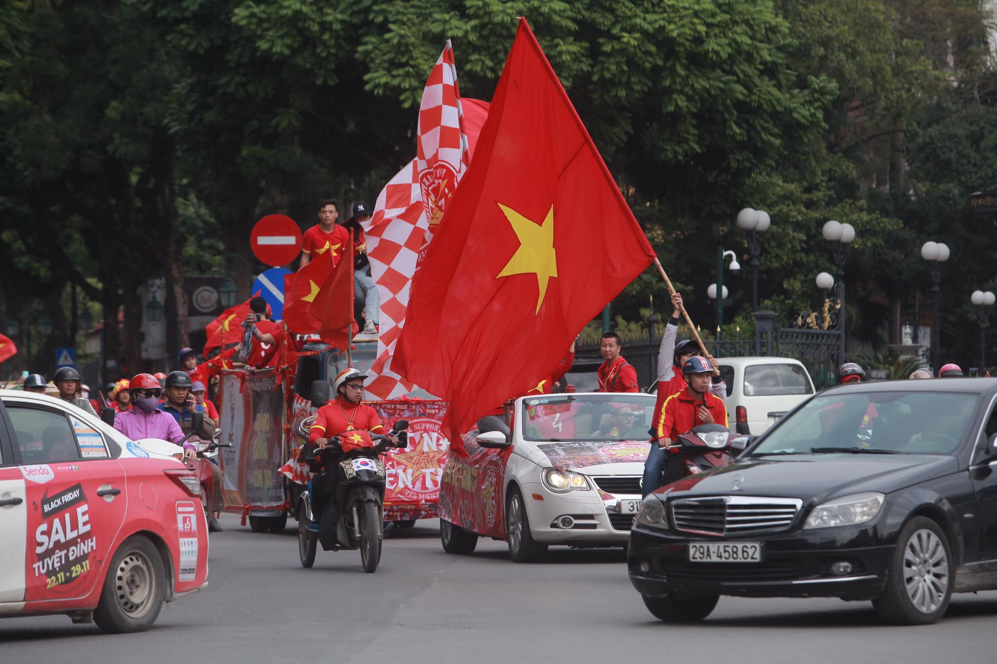 Cờ đỏ sao vàng bay phấp phới trên đường phố