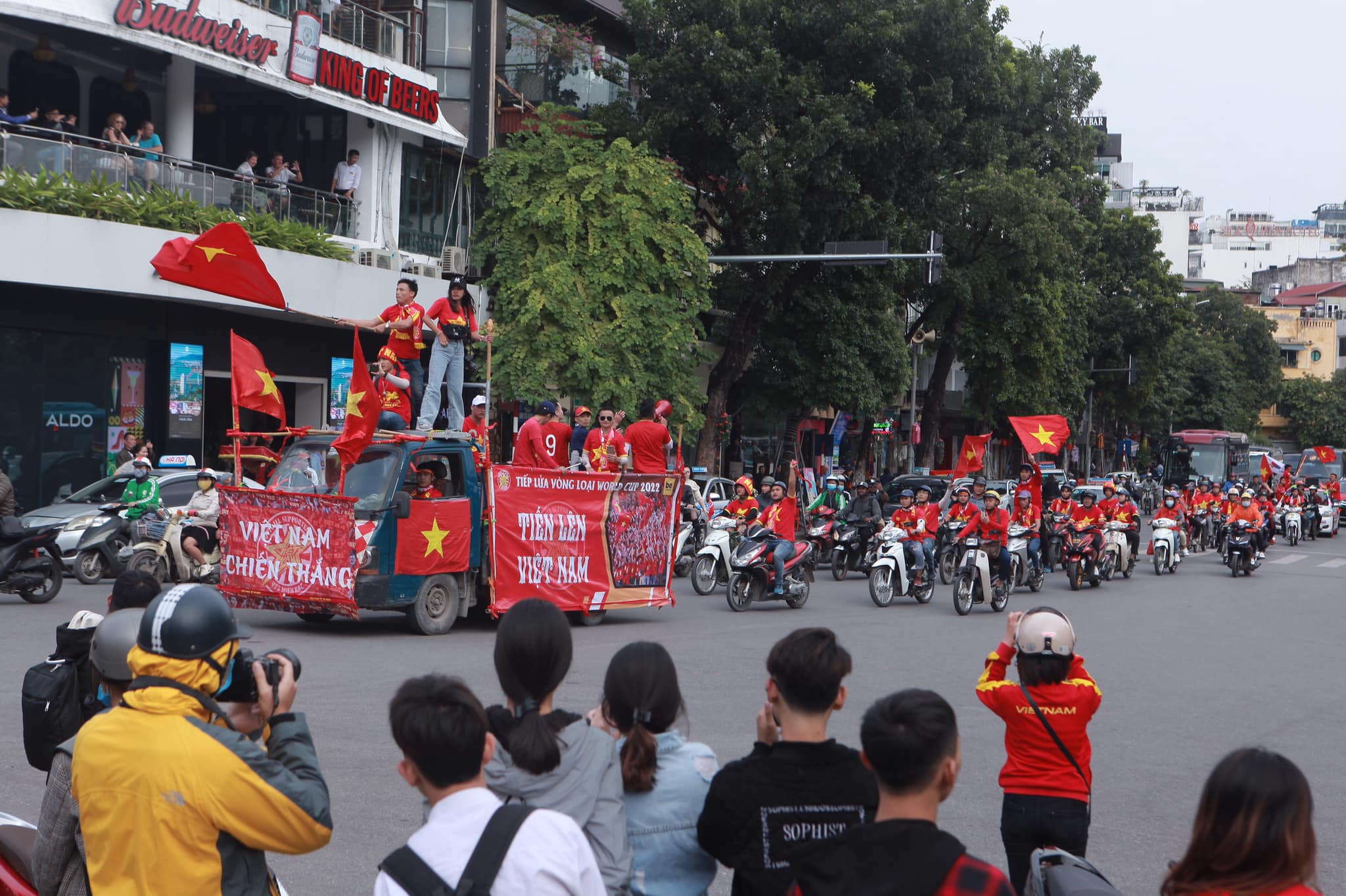 &nbsp;Hàng trăm CĐV đã tập trung từ rất sớm để chuẩn bị cho buổi diễu hành trước trận đấu.