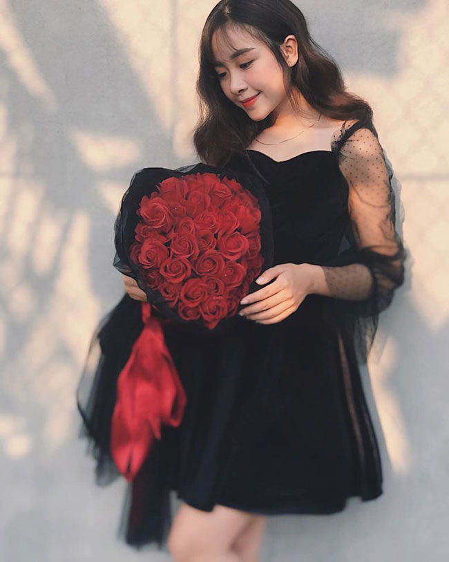 Thậm chí một người bạn thân của Nhật Linh đã đăng tải hình ảnh hot girl xứ Nghệ đi thử đồ cưới
