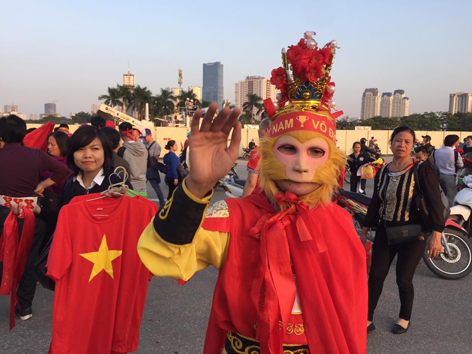 CĐV trong trang phục Tôn Ngộ Không đến cổ vũ đội tuyển Việt Nam