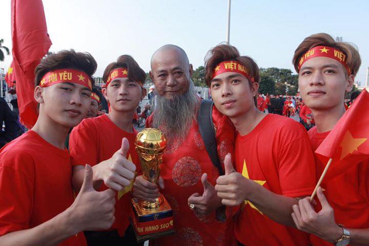 Cúp vàng World Cup được CĐV Việt Nam mang tới chảo lửa.