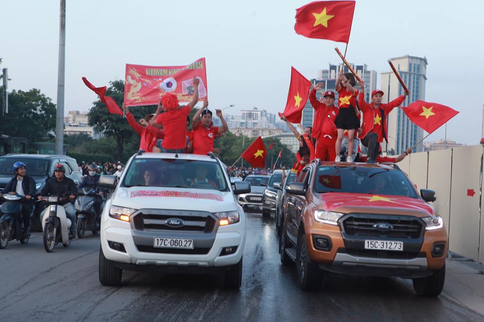 Đoàn xe đưa CĐV Việt Nam tới sân Mỹ Đình trước thềm đại chiến khiến không khí ngày càng “nóng” hơn bao giờ hết.