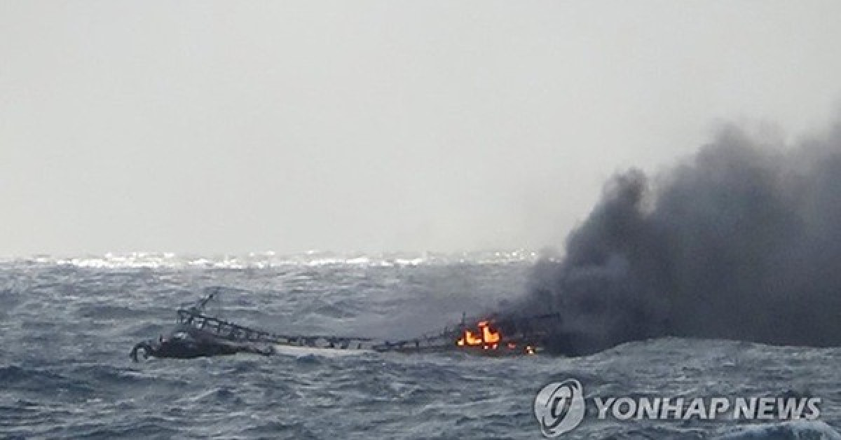Chiếc thuyền đánh cá bốc cháy tại vùng biển gần đảo Jeju, Hàn Quốc ngày 19-11 khiến 1 thuyền viên chết và 11 thuyền viên mất tích - Ảnh: YONHAP
