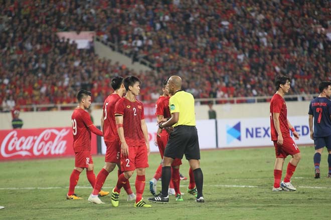 Trọng tài&nbsp;Ahmed Alkaf không công nhận bàn thắng&nbsp;do Văn Hậu va chạm với thủ thành Thái Lan trước đó.