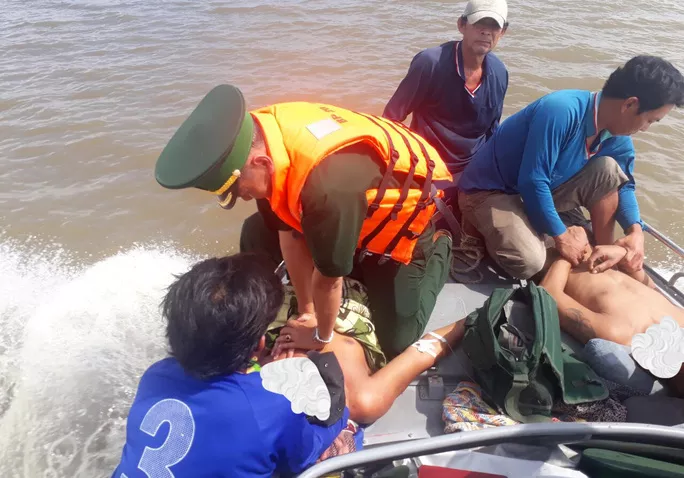Lực lượng Bộ đội Biên phòng tích cực sơ cứu ban đầu cho thuyền viên