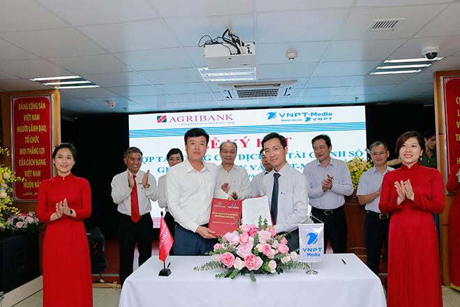 Ông Nguyễn Hải Long- Phó Tổng Giám đốc Agribank và Ông Dương Thành Long- Tổng Giám đốc VNPT-Media tại Lễ ký kết hợp tác