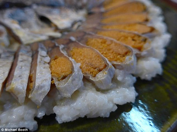 Đây là funa zushi - cá chép lên men. Ông Michael đã thử cá trích lên men (Thụy Điển), cá mập lên men (Iceland), nhưng funa zushi, cá chép lên men từ hồ Biwa, được ngâm trong muối trong vài năm, sau đó ủ trong cơm trắng thêm 2 năm. Mùi của nó thật khủng khiếp nhưng hương vị thật đáng kinh ngạc.