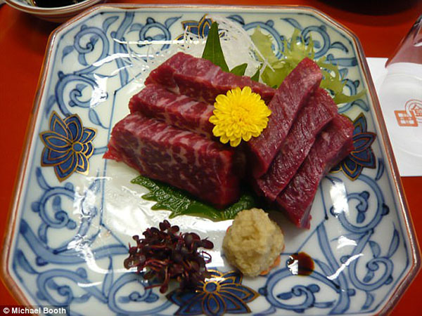 Sashimi thịt ngựa thường được ăn trên khắp Nhật Bản, hương vị của nó được đánh giá là ngon hơn hẳn thịt bò sống. Chất béo có trong thịt ngựa có vị ngon khó tả được