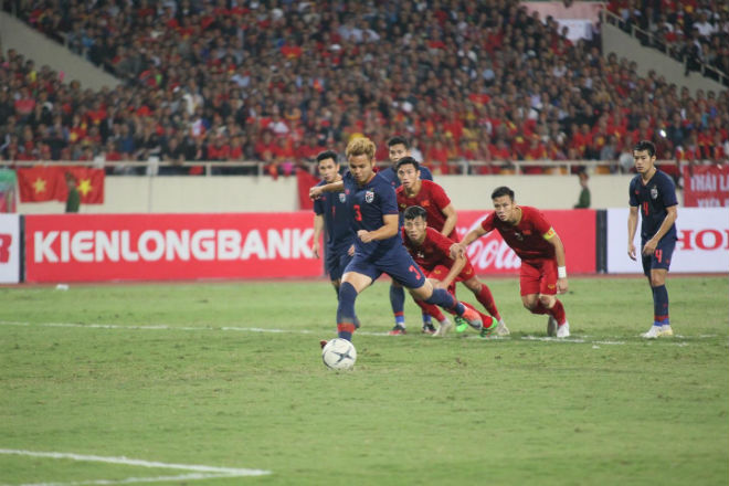 Hậu vệ trái của ĐT Thái Lan - ngôi sao đến từ J-League Theerathorn Bunmathan sút penalty bằng chân trái