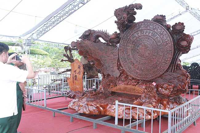 Tại triển lãm cây cảnh, gỗ, đá quý tỉnh Thanh Hóa 2019,  tác phẩm "Thanh Kỳ khả ái" bằng gỗ hương quý thu hút khá đông người dân quan tâm.