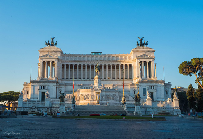 Altare della Patria và Đài tưởng niệm Vittorio Emanuele II, vị vua đầu tiên của nước Ý thống nhất