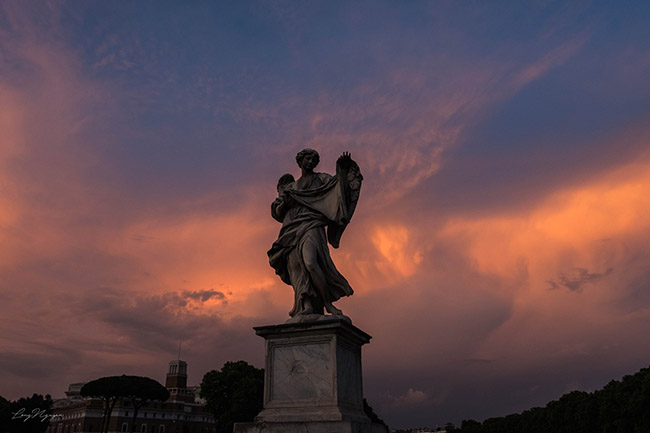 Một bức tượng trên cầu Ponte Sant’Angelo