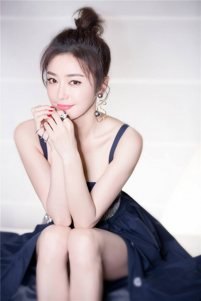 Cô nổi tiếng với vai Tri Họa trong Hoàn Châu cách cách và Phú Sát Hoàng hậu trong Diên Hi Công Lược (2018).