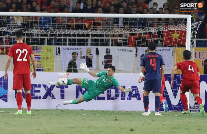 Thủ môn Văn Lâm giữ sạch lưới trước Thái Lan trong khuôn khổ lượt trận thứ 5 vòng loại World Cup 2022 khu vực châu Á.
