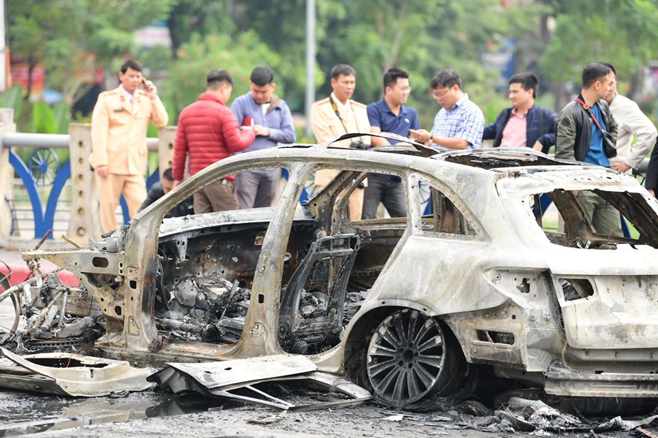 Phía bên trong ô tô, hàng ghế lái cũng bị biến dạng, chỉ còn trơ thanh sắt