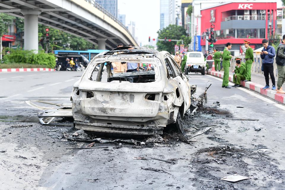 Đến trưa cùng ngày, lực lượng chức năng vẫn đang phong tỏa hiện trường, xác minh làm rõ vụ việc.