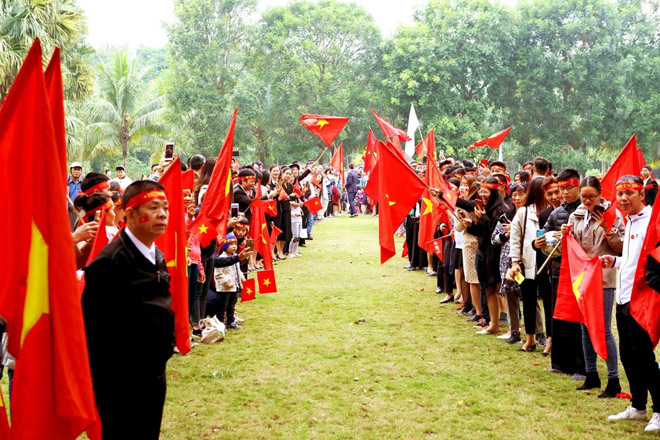 Cư dân Ecopark nồng nhiệt chào đón thầy trò HLV Park Hang Seo và thủ môn Đặng Văn Lâm - 1