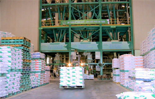 Nhà máy sản xuất thức ăn chăn nuôi của GreenFeed đạt chuẩn Global GAP, đảm bảo chất lượng nguyên liệu đầu vào.